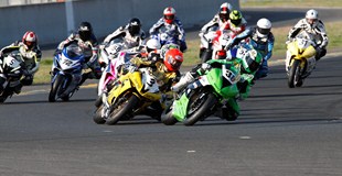 Команда Kawasaki выиграла SBK и SSP заезды в первом раунде французской SBK серии.