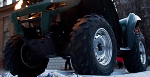 Сотни сигарет уничтожили в Ростове-на-Дону под колёсами квадроцикла Kawasaki